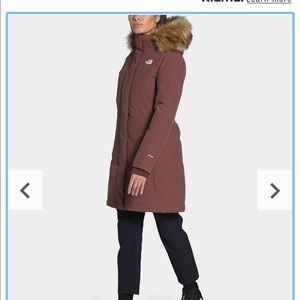The North Face Women’s Arctic Parka in marron purple
